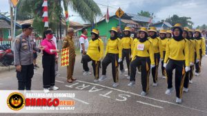 Ketua Bhayangkari Ranting Popayato Ny Iyen Yan Tudaan saat melepas peserta lomba gerak jalan 