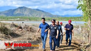 Bupati Saipul menyempatkan waktu melihat dari dekat danau yang di huni burung putih, di Desa Telaga Popayato, Sabtu (18/11/2023)